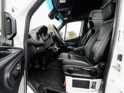 Used 2024 Mercedes-Benz Sprinter 2500 image 7