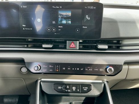 Used 2025 Kia Carnival EX image 33