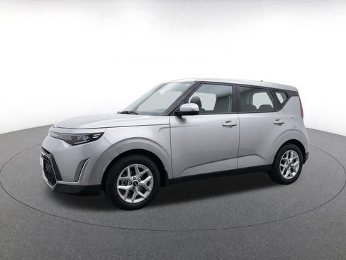 Used 2025 Kia Soul LX w/ LX Technology Package FWD image 3