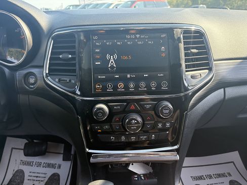 Used 2019 Jeep Grand Cherokee Laredo AWD/4WD image 26