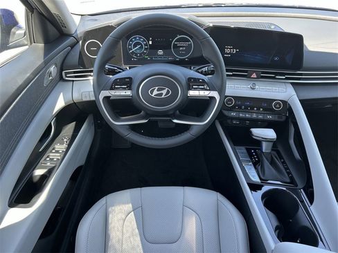 New 2025 Hyundai Elantra Limited image 4