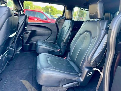 Used 2019 Chrysler Pacifica Touring-L Plus w/ Advanced Safetytec Group FWD image 11