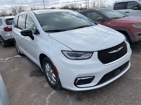 Used 2025 Chrysler Pacifica Select image 19