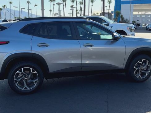 Used 2025 Chevrolet Trax LT w/ Driver Confidence Package FWD image 2
