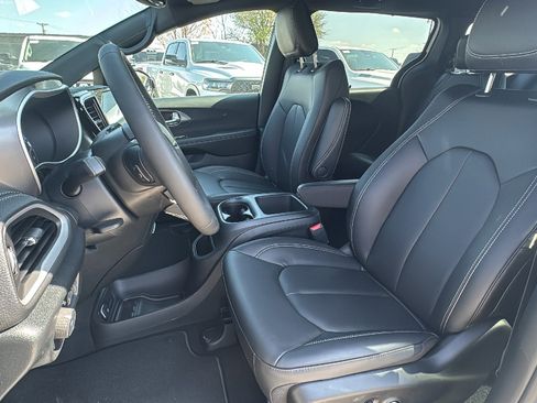 New 2026 Chrysler Pacifica Select image 13