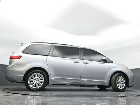 Used 2016 Toyota Sienna XLE image 32