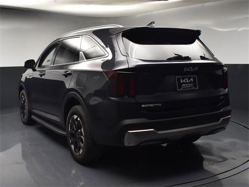 Certified 2025 Kia Sorento S w/ Panoramic Sunroof Package image 6