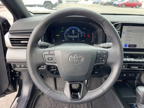 Used 2025 Toyota Camry SE image 14