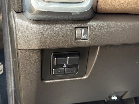 Used 2023 GMC Canyon Denali w/ Denali Black Edition image 15