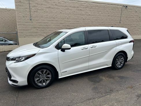 Used 2021 Toyota Sienna XLE AWD/4WD image 8