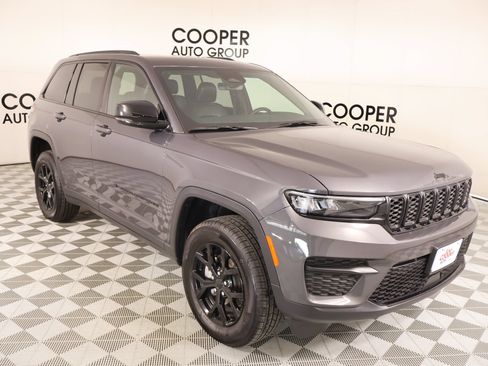 Used 2025 Jeep Grand Cherokee Altitude RWD image 1