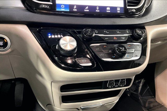 Used 2023 Chrysler Pacifica Touring-L FWD image 15