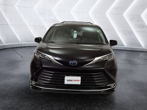 Used 2022 Toyota Sienna XLE FWD image 2