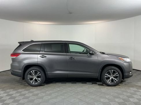 Used 2017 Toyota Highlander Plus AWD/4WD image 4
