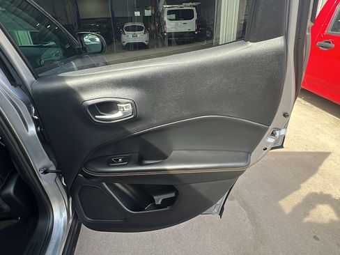 Used 2018 Jeep Compass Latitude w/ Cold Weather Group AWD/4WD image 17