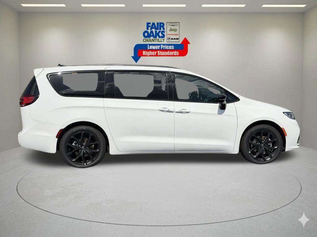 New 2026 Chrysler Pacifica Select FWD image 5