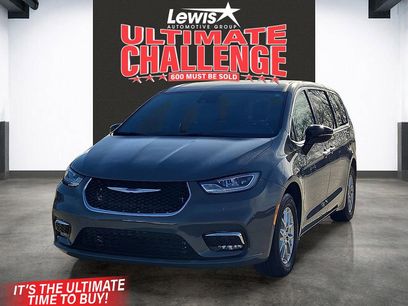 Used 2025 Chrysler Pacifica Select