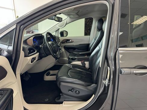 Used 2018 Chrysler Pacifica Touring-L FWD image 11