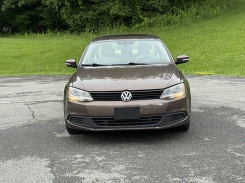 Used 2011 Volkswagen Jetta SE FWD image 2