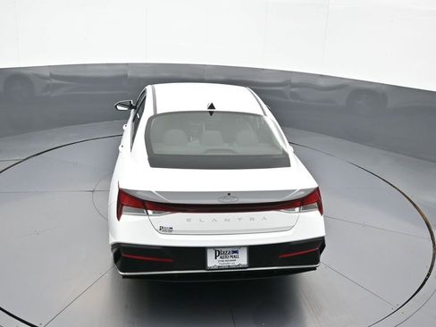 Certified 2025 Hyundai Elantra SE image 38