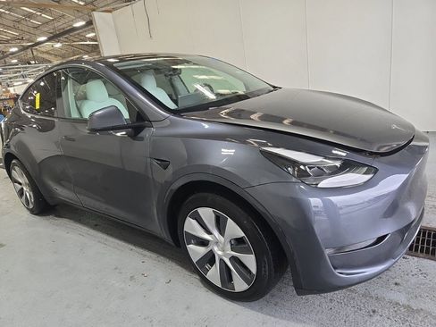 Used 2023 Tesla Model Y Long Range image 3