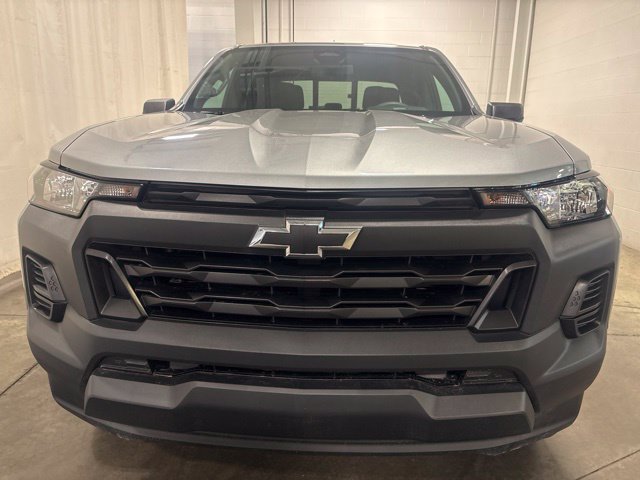 Used 2025 Chevrolet Colorado W/T w/ Advanced Trailering Package AWD/4WD image 2