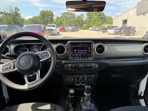 Used 2023 Jeep Wrangler Unlimited Sahara AWD/4WD image 42