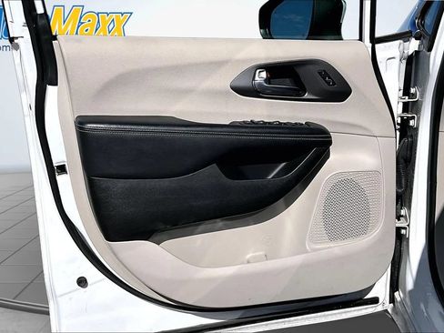 Used 2023 Chrysler Pacifica Touring-L FWD image 19