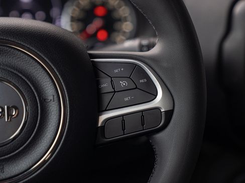 Used 2019 Jeep Renegade Latitude w/ Popular Equipment Group image 8