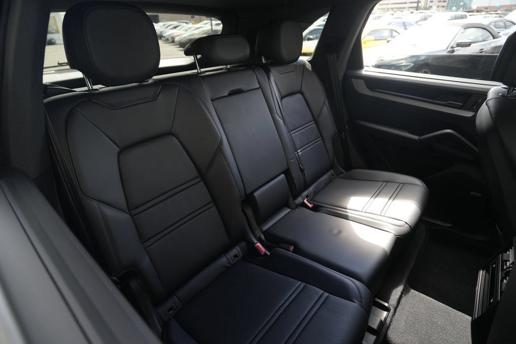 Used 2024 Porsche Cayenne S w/ Sport Chrono Package AWD/4WD image 30