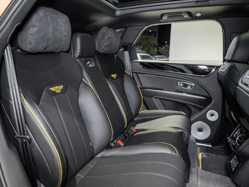 Used 2025 Bentley Bentayga image 26