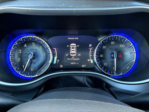 Used 2021 Chrysler Pacifica Touring-L image 26