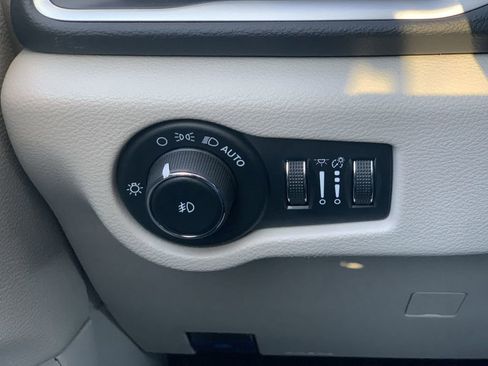 Used 2023 Chrysler Pacifica Touring-L FWD image 15