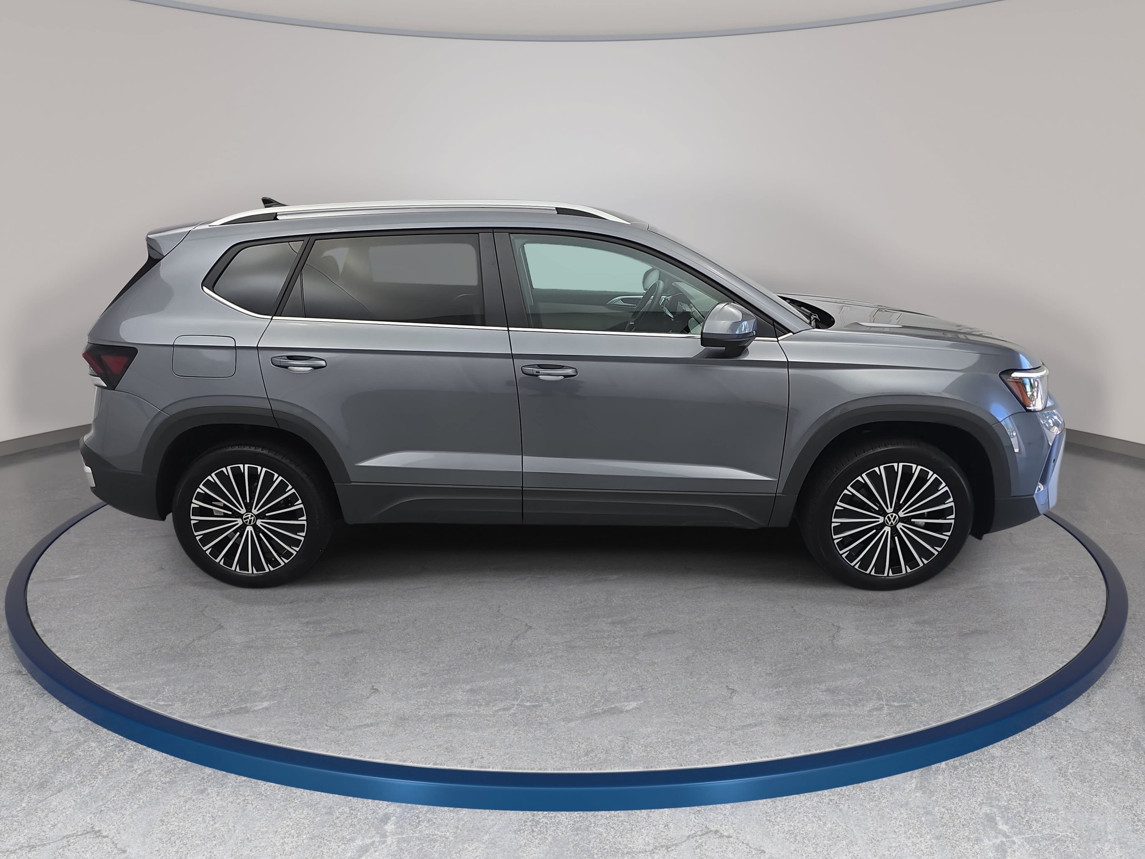 Used 2025 Volkswagen Taos SE FWD image 4