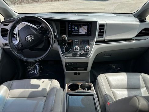 Used 2017 Toyota Sienna XLE Premium AWD/4WD image 24