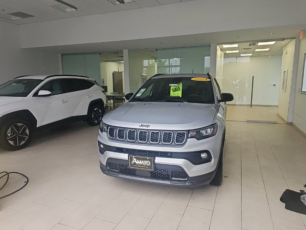 Used 2024 Jeep Compass Latitude AWD/4WD image 1
