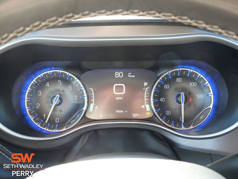 Used 2024 Chrysler Pacifica Touring-L image 16