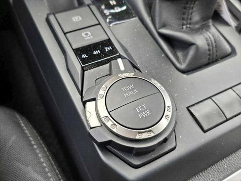 Certified 2025 Toyota Tacoma SR5 AWD/4WD image 32