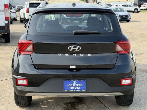 Used 2025 Hyundai Venue SEL FWD image 8