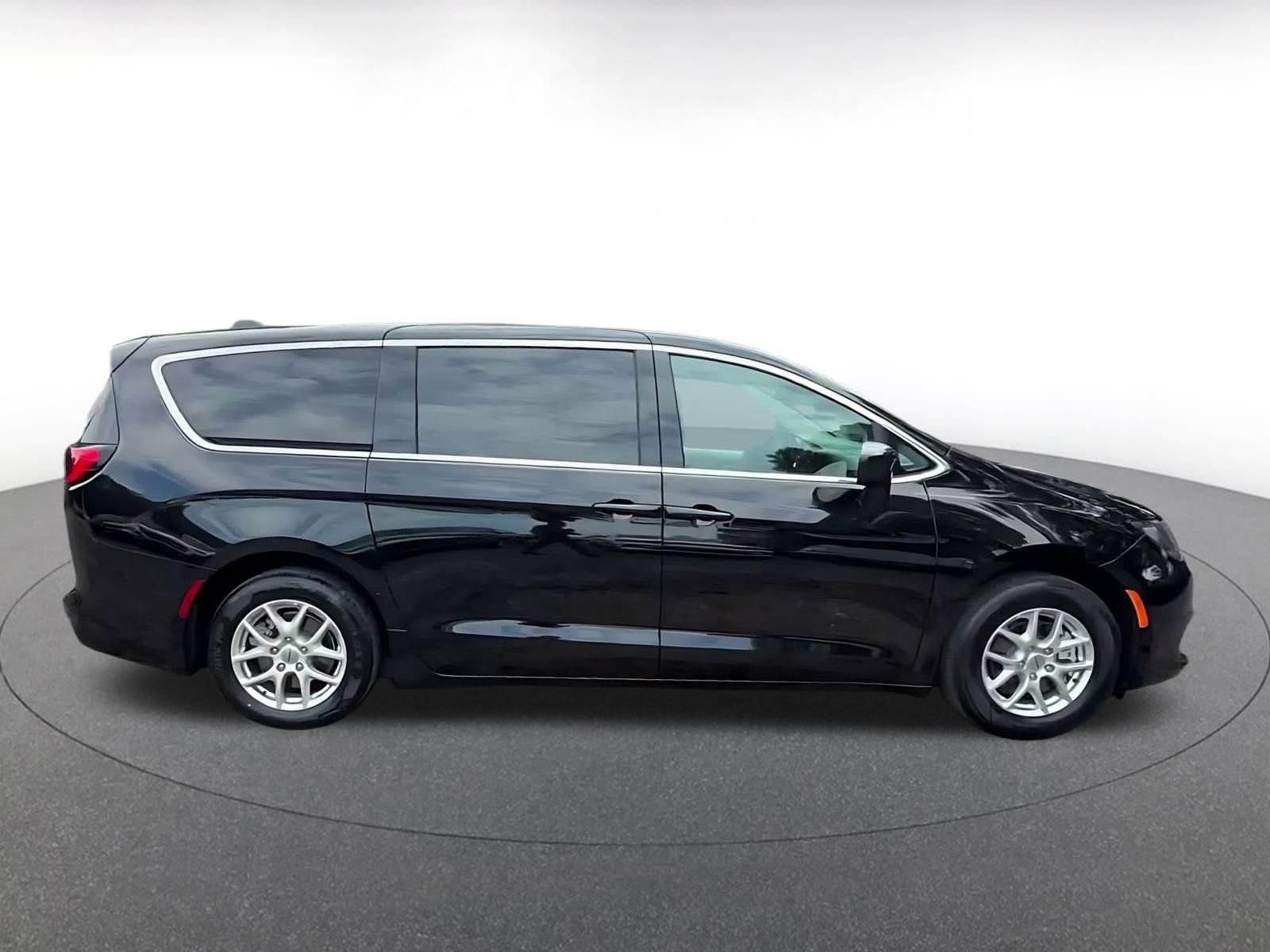 Used 2024 Chrysler Voyager LX FWD image 15