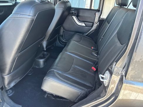 Used 2017 Jeep Wrangler Unlimited Rubicon w/ Max Tow Package AWD/4WD image 28