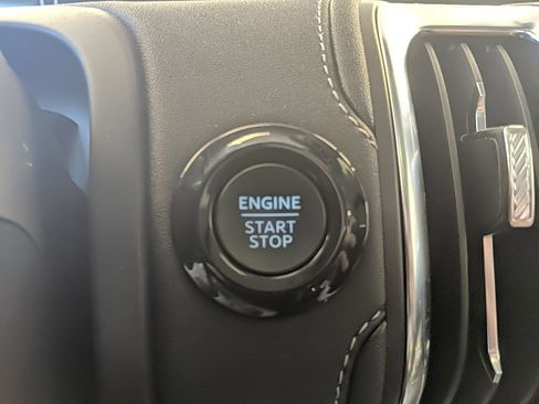 Used 2025 Ford Expedition Platinum image 28