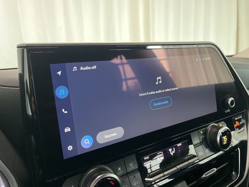 Used 2024 Toyota Highlander XLE image 12