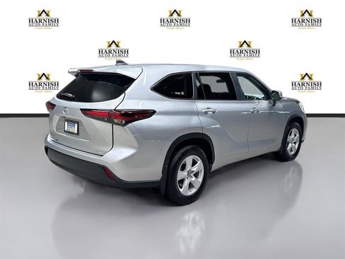 Used 2025 Toyota Highlander LE image 5