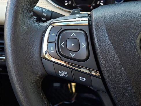 Used 2018 Toyota Avalon XLE Plus image 25