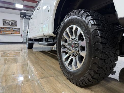 Used 2022 Ford F250 Lariat w/ Lariat Ultimate Package AWD/4WD image 9