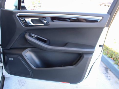 Used 2020 Porsche Macan AWD/4WD image 47