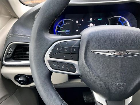 Used 2023 Chrysler Pacifica Touring-L image 16