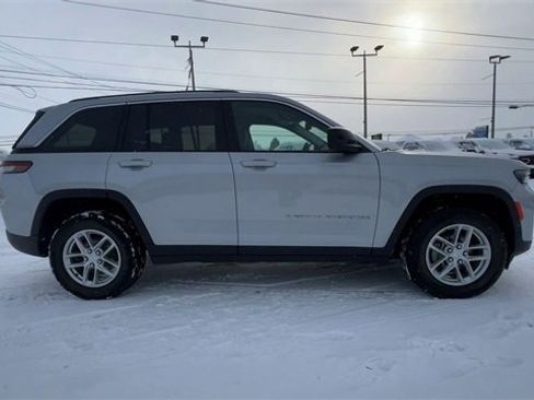 Used 2023 Jeep Grand Cherokee Laredo image 9