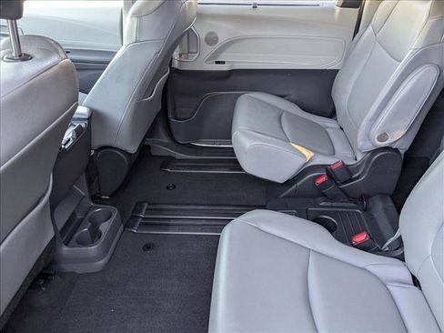 Used 2022 Toyota Sienna XLE image 19